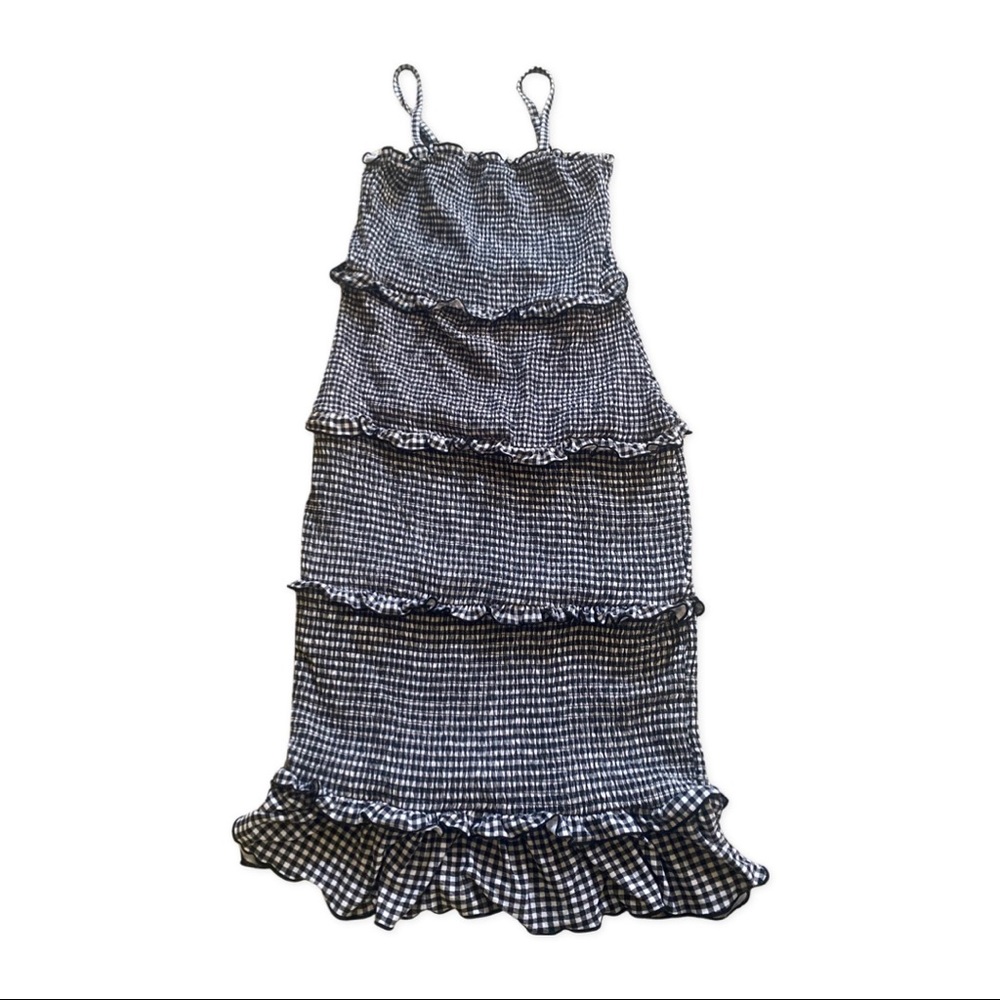 Black and white dress, comfy. nice for showing curves. SIZE SMALL